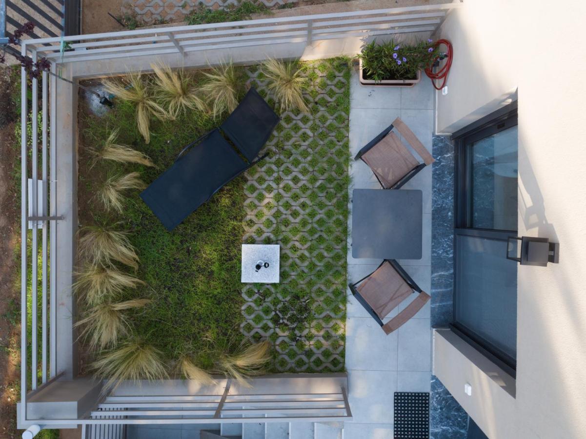 Isida - Cozy Sea Walk Lodge With Private Garden เนอามากรี ภายนอก รูปภาพ